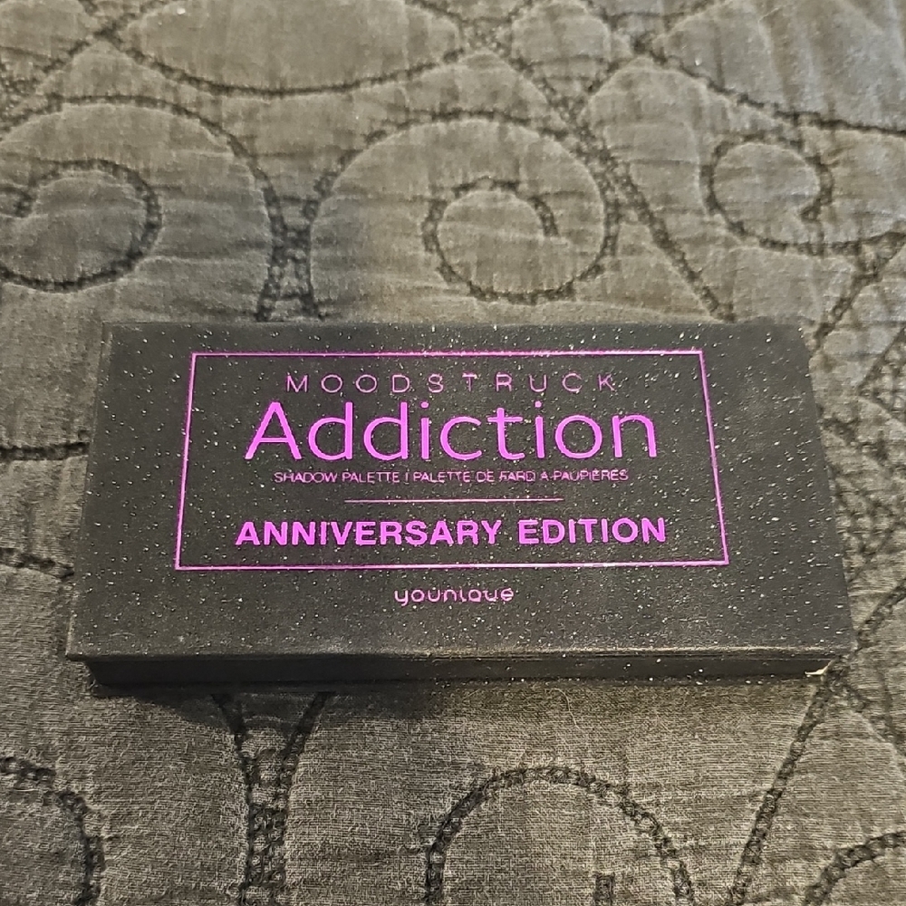 Younique Moodstruck Addiction Anniversary Edition Palette